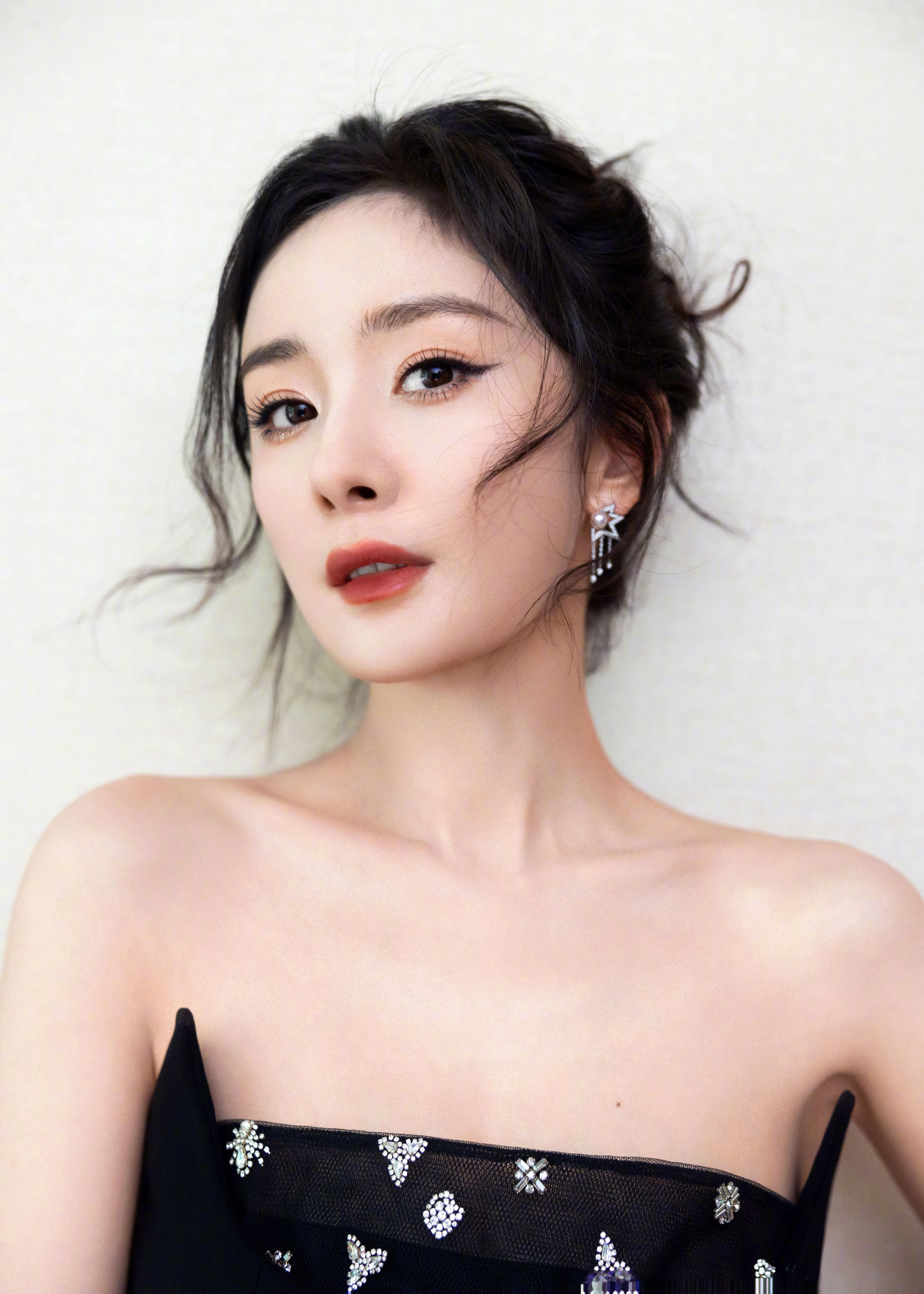 好美的幂，《生万物》正在热播中，一起看杨幂宁绣绣[好喜欢]杨幂再不好过如今也好过