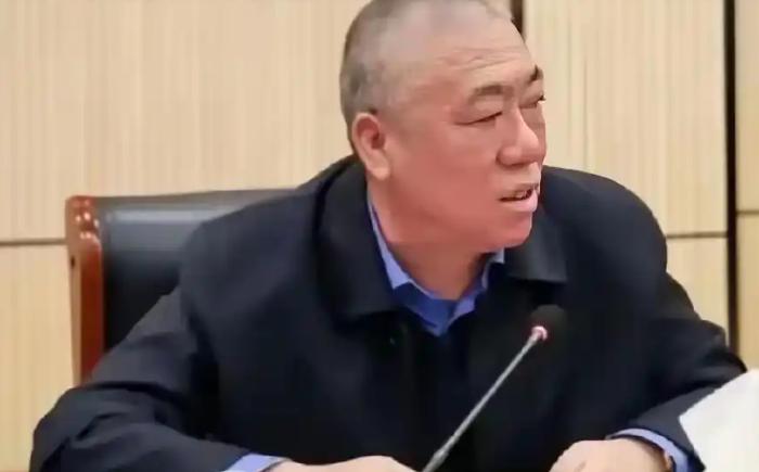 河南矿山老板崔培军，最近被网友们挖了个底朝天。不挖不知道，一挖，所有人都坐不住了