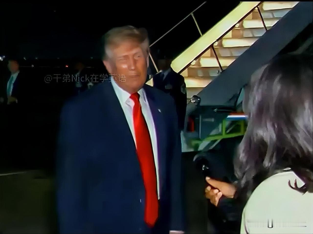 记者:“总统先生，美国目前仍背负着40万亿美元的债务，如果这张支票是对民众投票的