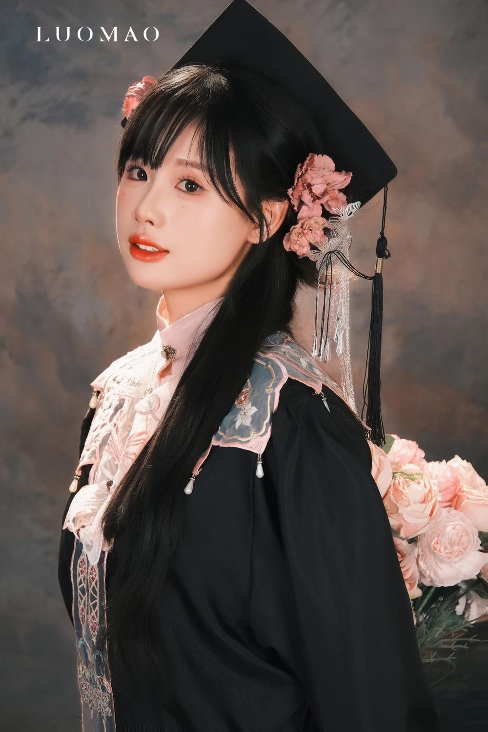 🎓 毕业典礼｜我的学士服写真大公开。总说毕业遥遥无期， 转眼就各奔东...