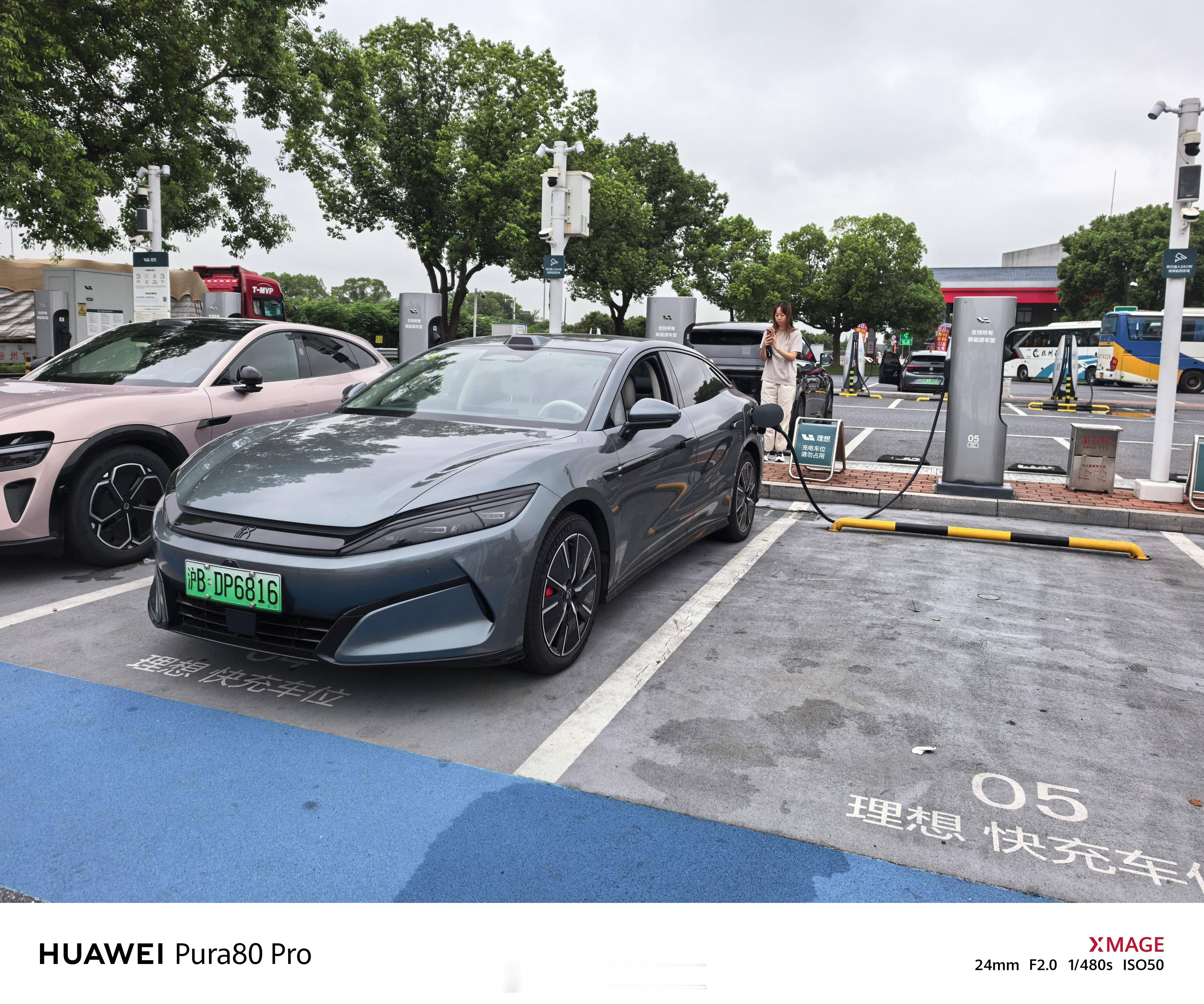 拼超充来了，两个理想2C桩拼出了400kW的功率，比亚迪的双枪充电很不错啊！ 隔
