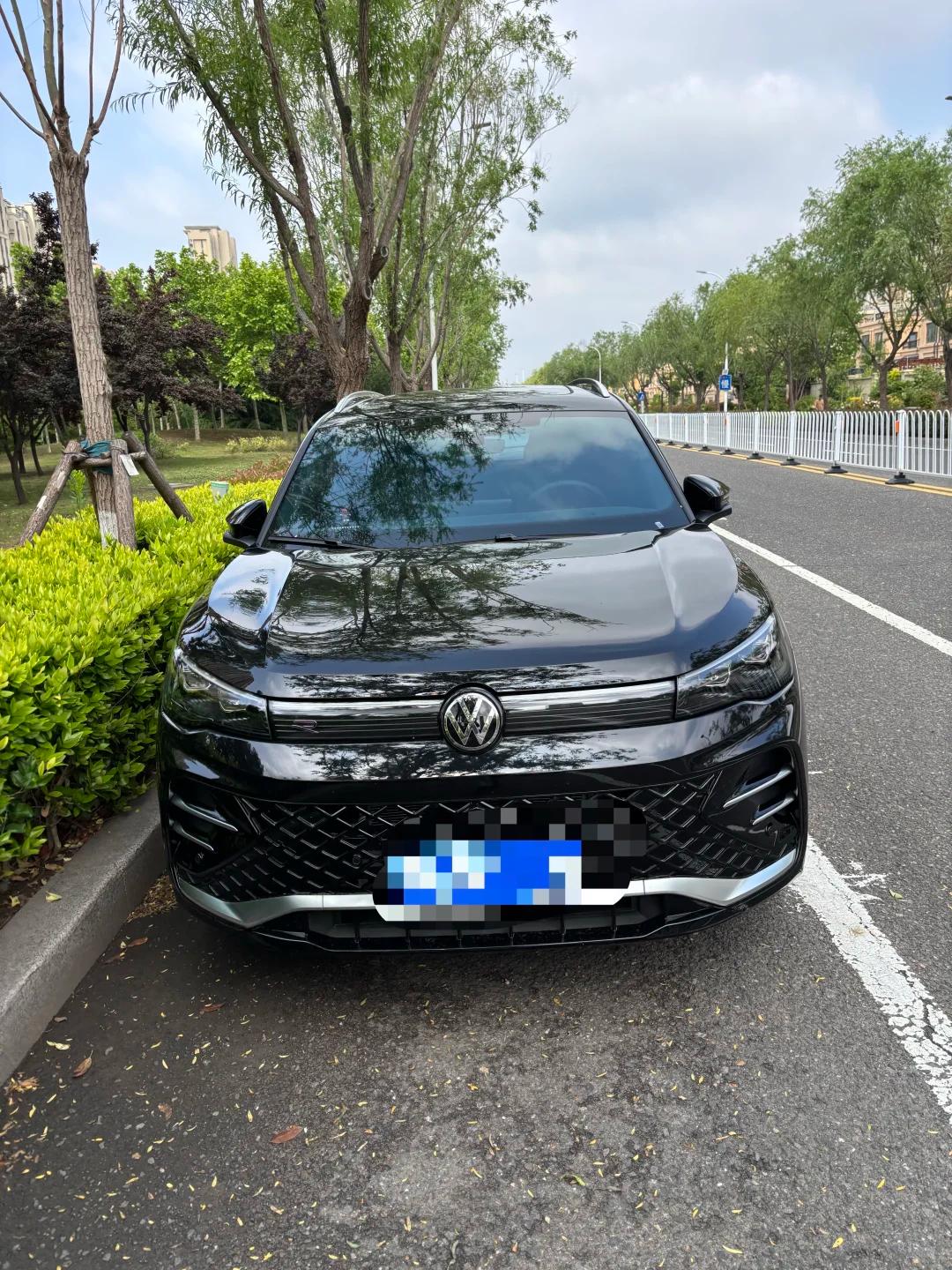 接孩子放学，后排的娱乐屏让我家娃再也不闹了！
 
我家闺女五岁了，每次坐车都是吵
