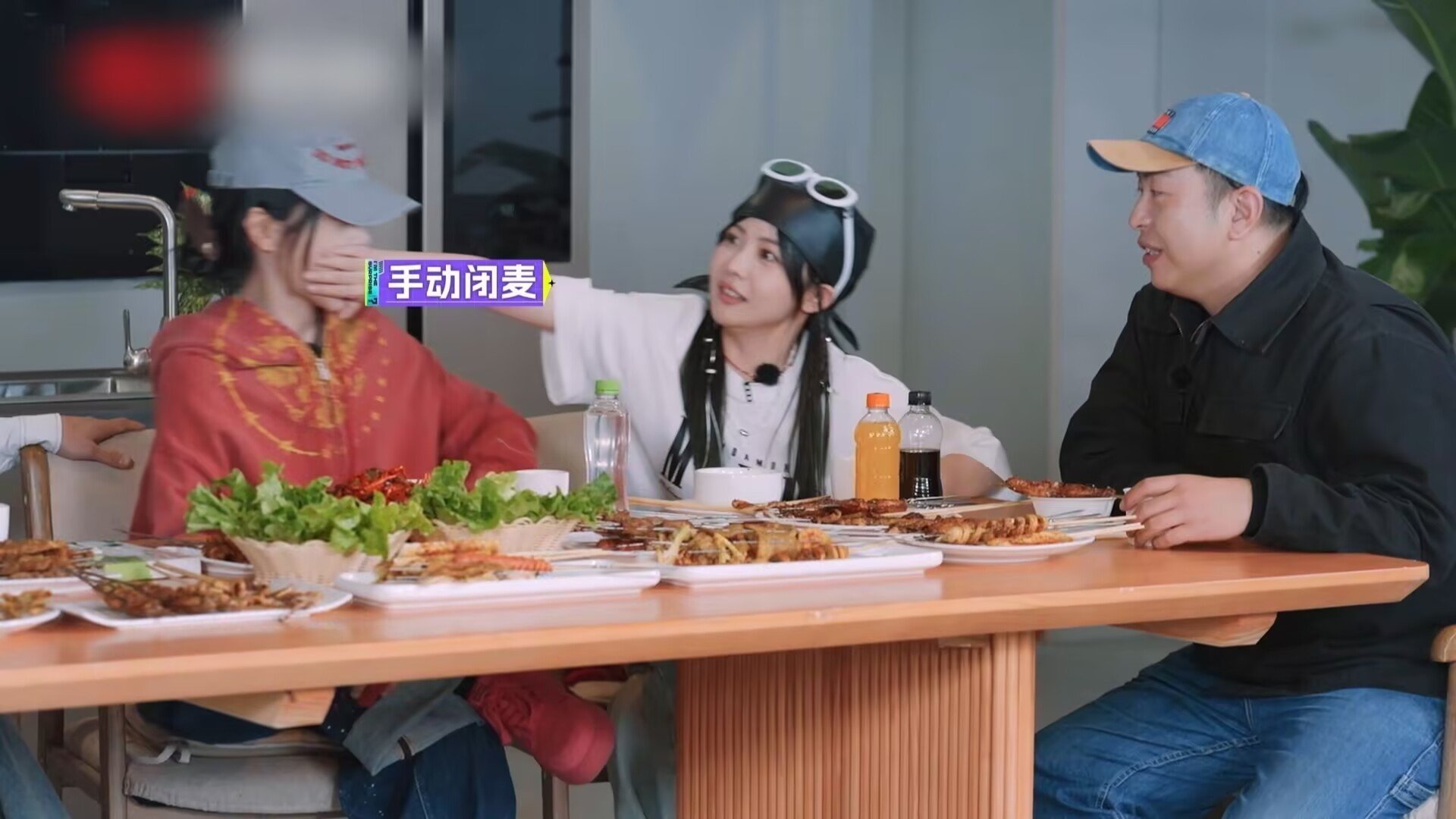 赖美云手动闭麦谢可寅 被《我是隐藏款》这段笑岔气！谢可寅琢磨歌词碎碎念，赖美云冷