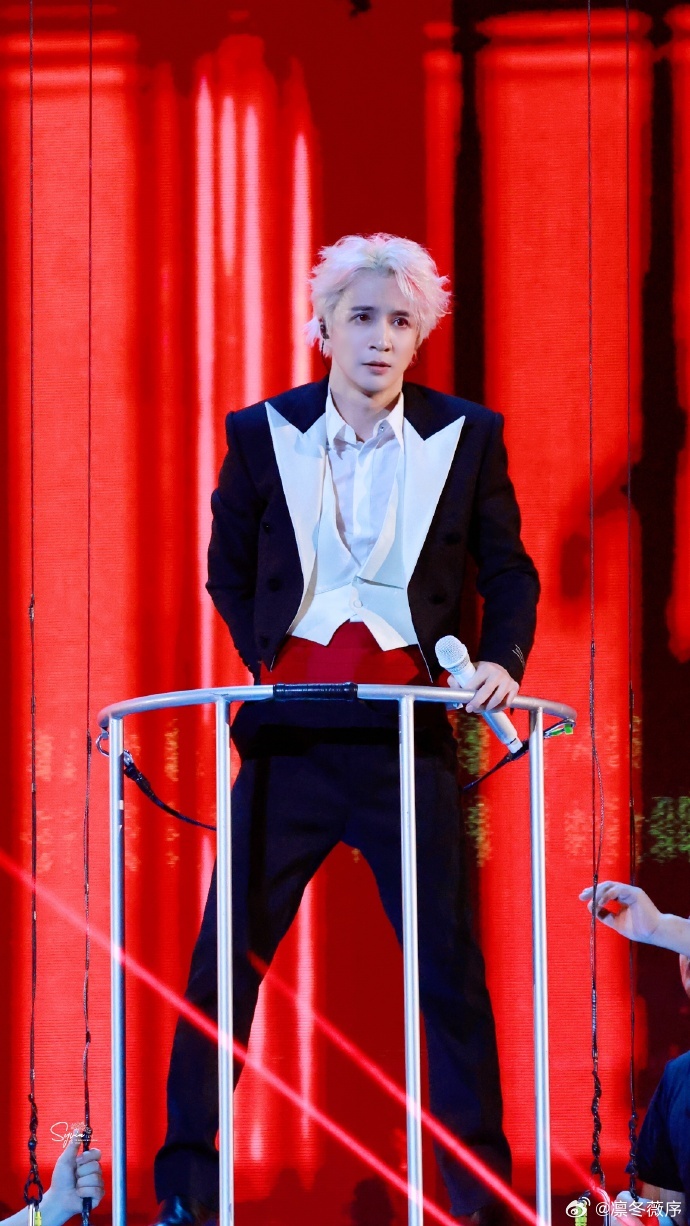 薛之谦高台威亚薛之谦的高空舞台直接封神！悬在半空唱《我的雅典娜》，真人与AI的视