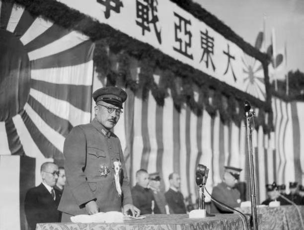 1942年12月8日，历史老照片，日本首相、大将东条英机，在日本发动东南亚侵略战