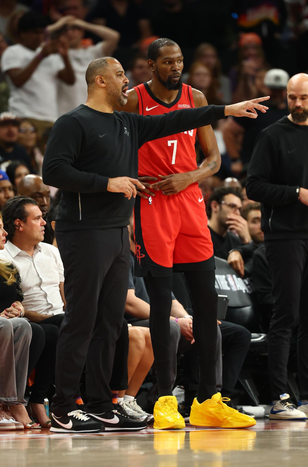 季后赛几天之后就要来了，而火箭队的对手将是洛杉矶湖人队，詹姆斯对阵杜兰特，这是一