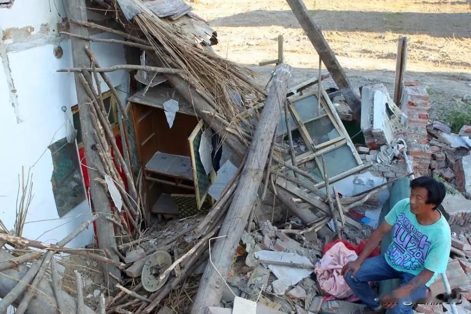 河北石家庄，男子家遭强拆人员强拆房子，妻子出去阻止，却被他们绑住双脚，封住嘴，扔