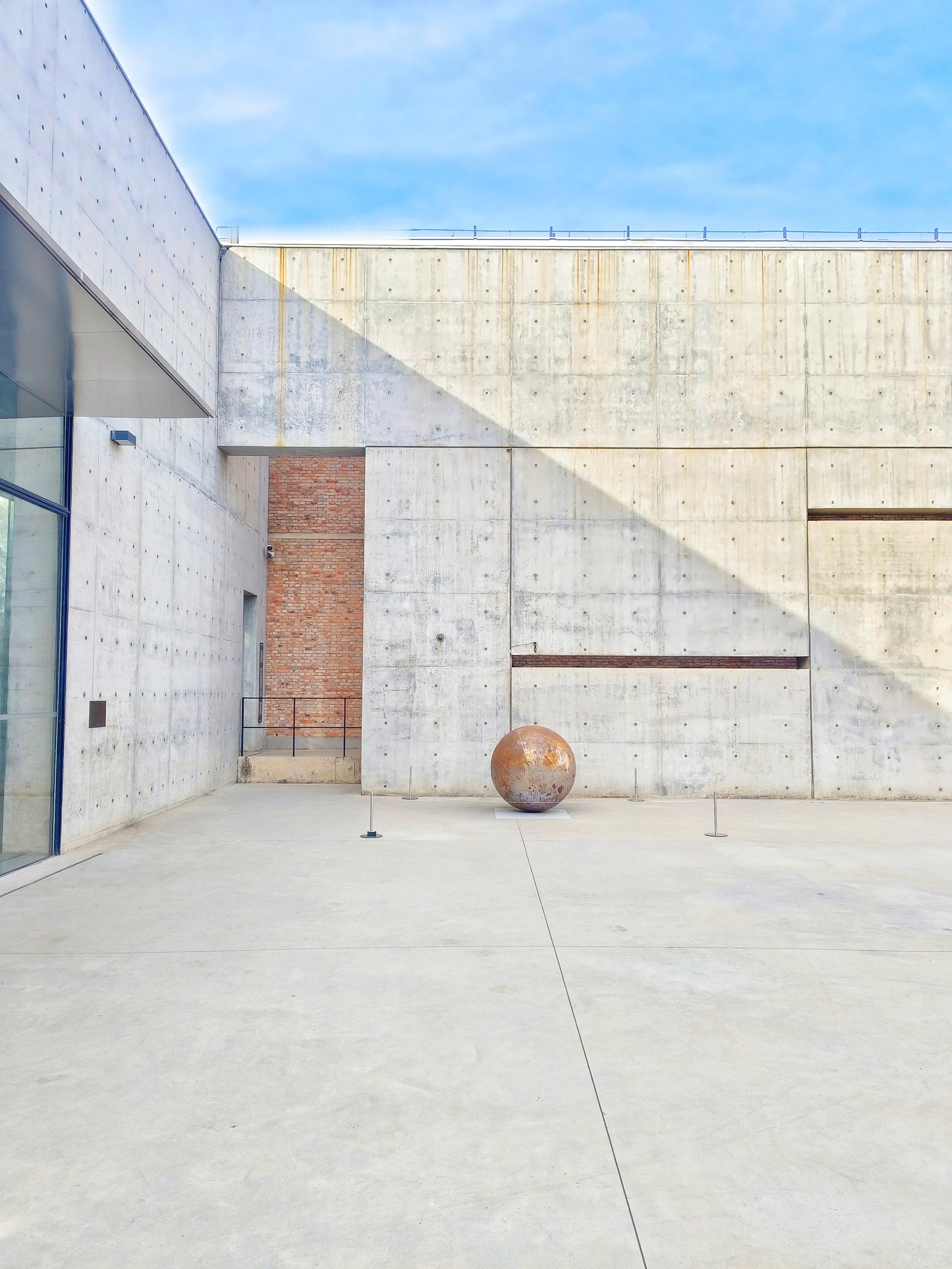 《北京798》时隔七年，我再次回到798艺术区。还是从熟悉的东门走进来，一步一步