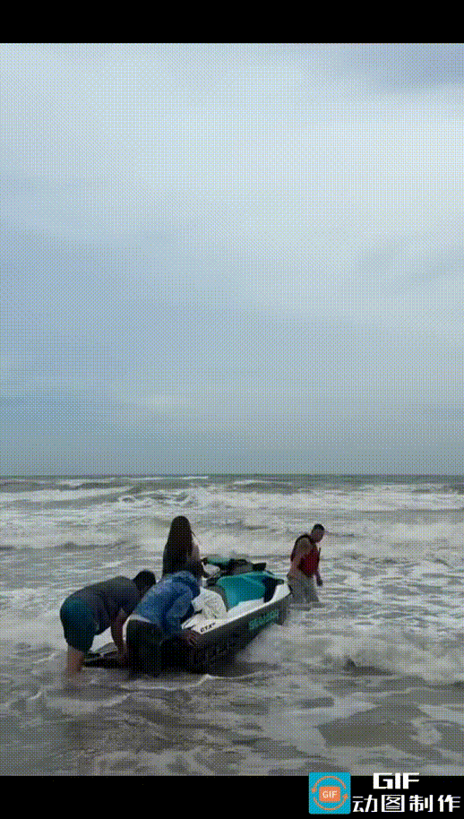 海面上已经翻起汹涌的波涛，浪头一个接着一个打来，在这种恶劣的气候下，女子还要出海