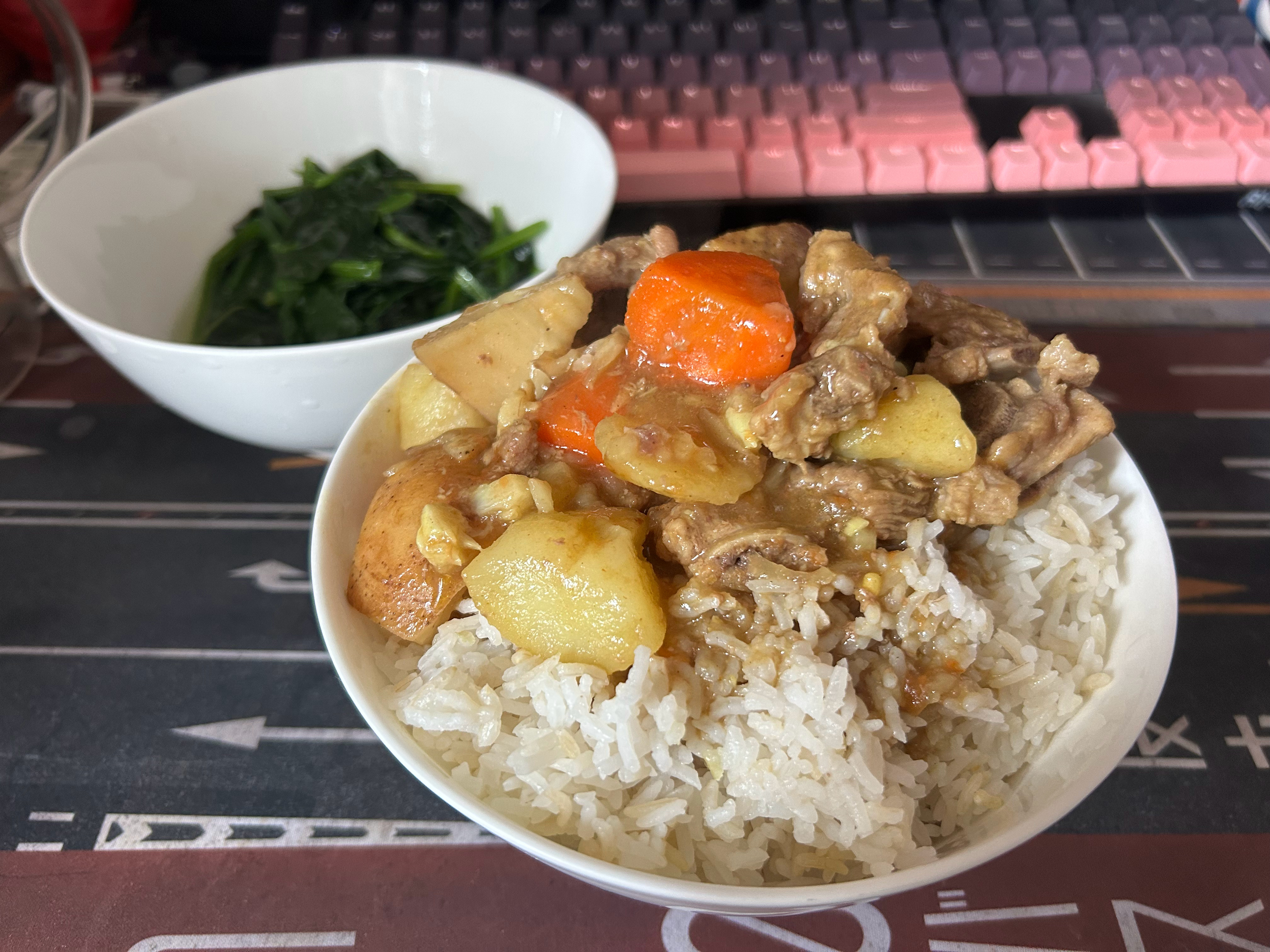 我：太阳晒过以后被咖喱染色的饭勺会变回原来的颜色我妈：不是都被你舔干净了吗我：别