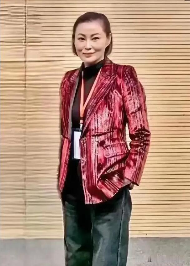 她曾经是古典美女，是最美的潘金莲，如今老了，颧骨比较凸，虽然老成了中年大妈的模样