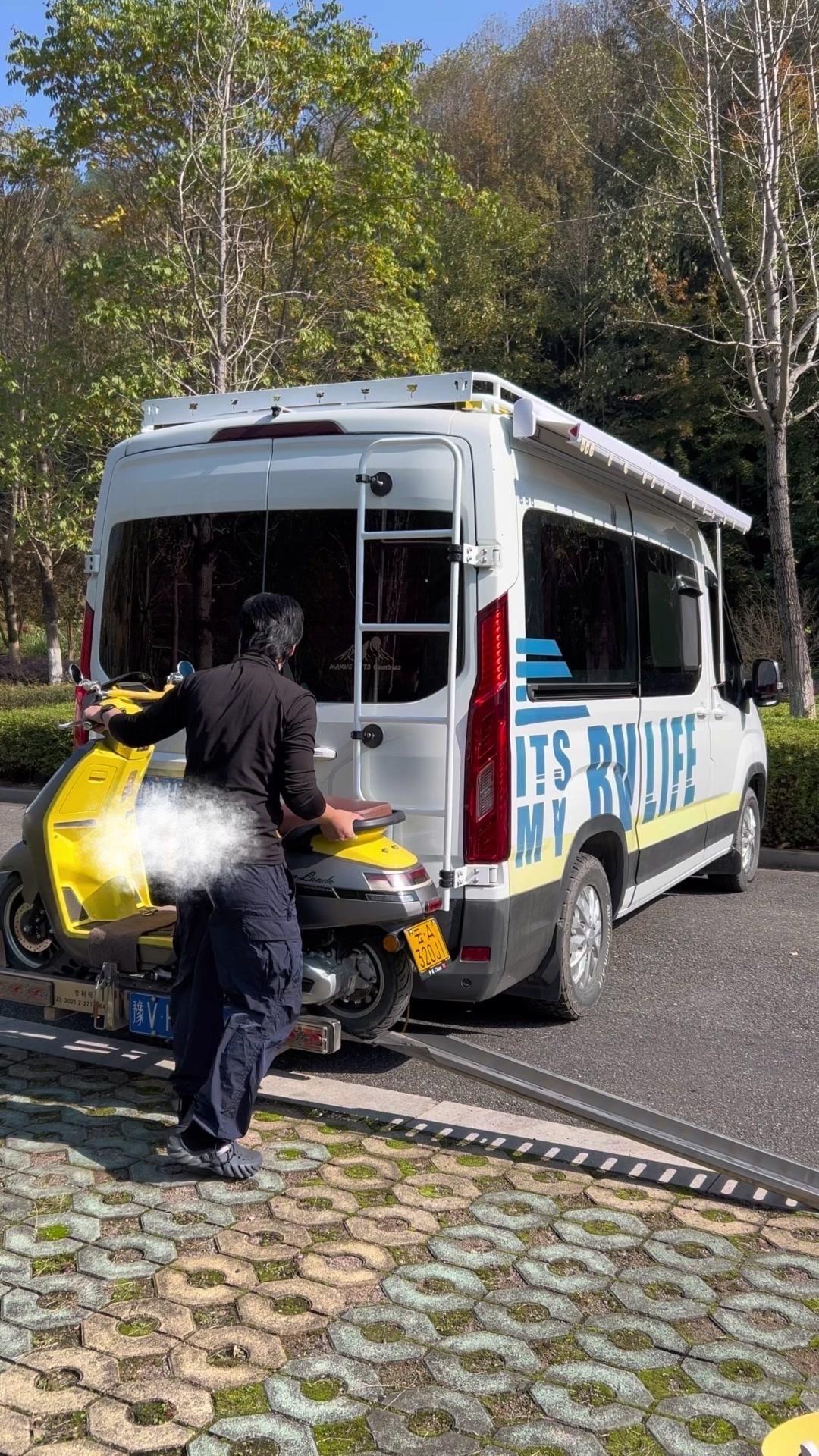 妈妈以为我在6㎡车里过得差？我妈总担心我在小铁皮车里过得很差，其实现在的我更像把