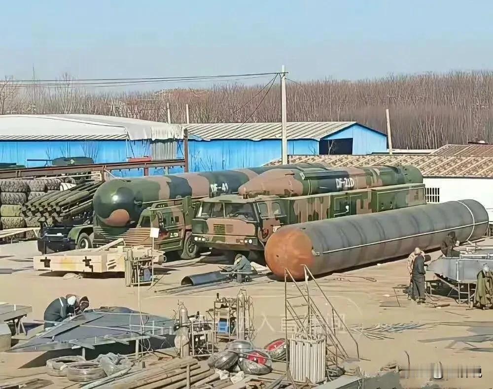 有网友表示，这下，美国完全可以放心了！
 
中国的东风-41、东风21D导弹，以