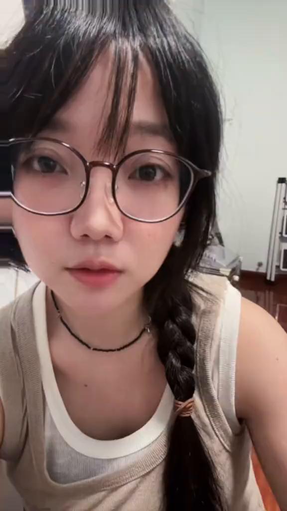 其实这段时间大家都亏，昨天我师傅还说用麻袋装钱，今天用麻袋套他。所以我想跟你们说