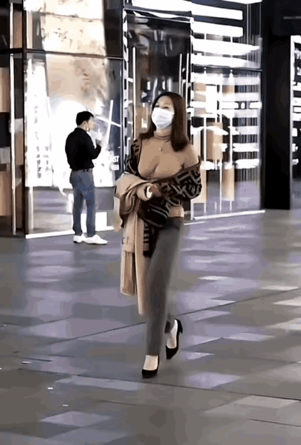 第一眼居然看错了，该打！
但是该打的又岂止小编一个[捂脸]，你是不是也看错了，尤