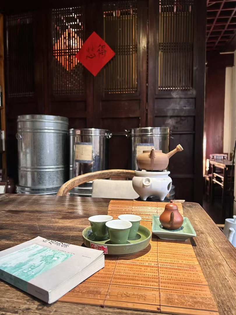 茶道  山静，湖清，茶温。抛开人间琐碎，奔赴山野湖川，在自然里，寻回内心的松弛。
