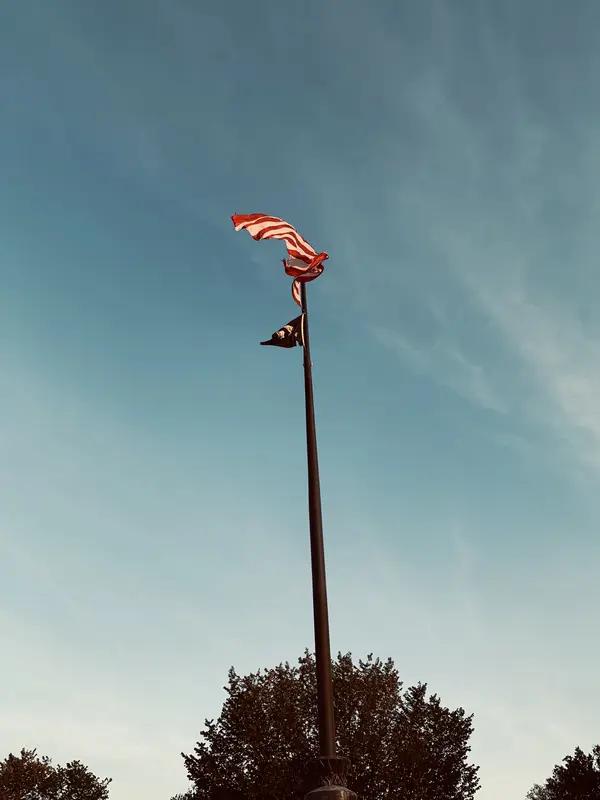 美国的国家凝聚力来源挺复杂。一方面，强大的经济实力是重要支撑。美国是全球最大经济