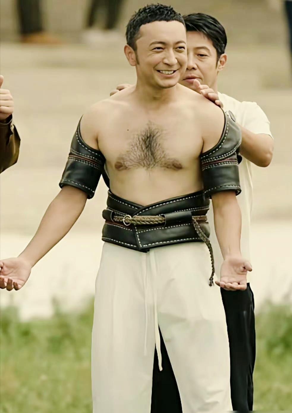 捕获青龙一条！想不到央视男主持人还有如此粗犷的一面，如此浓密性感的胸毛，看把撒贝