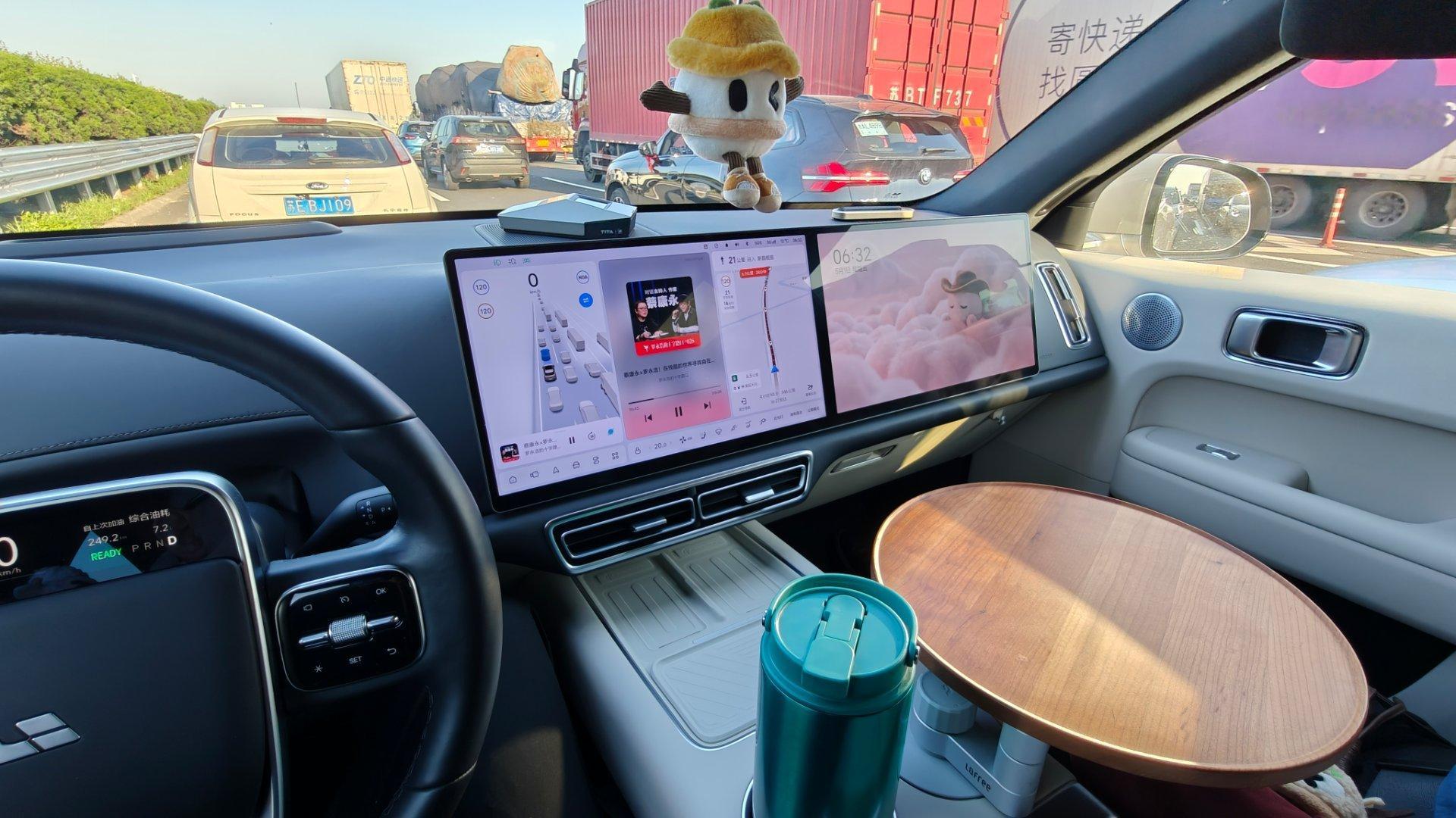 五一出发了，路上不出意料的堵车！理想智驾（手动变道）+罗永浩的十字路口播客+咖啡