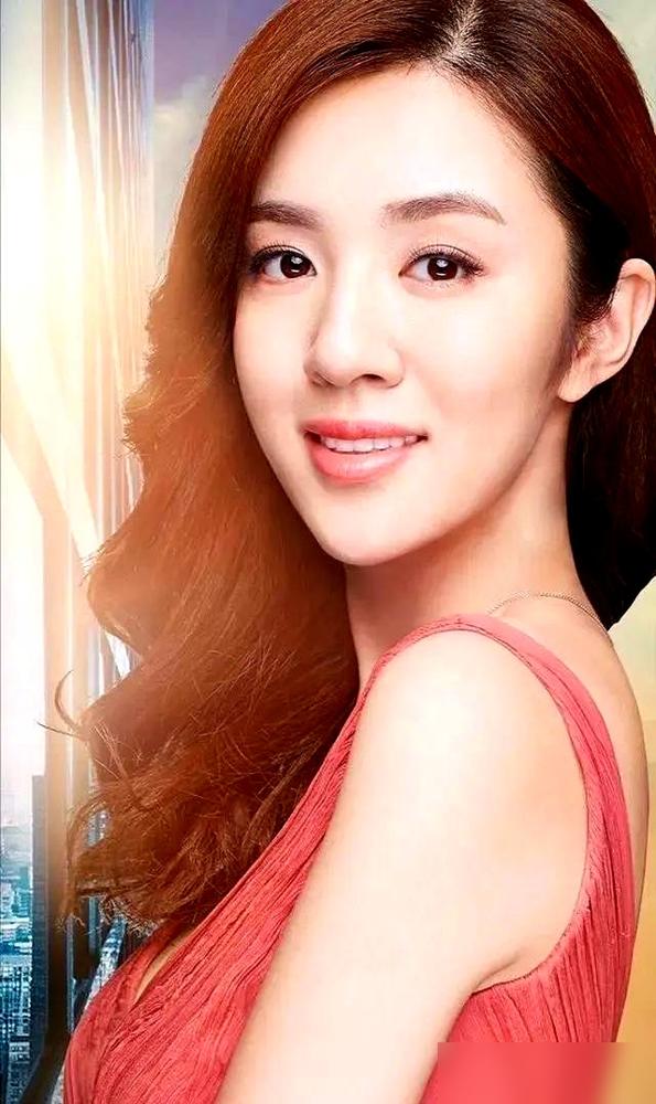 拍戏拍到想吐？张嘉译被王晓晨连亲100多次，嘴都亲肿了。
张嘉译站在镜头前，脸