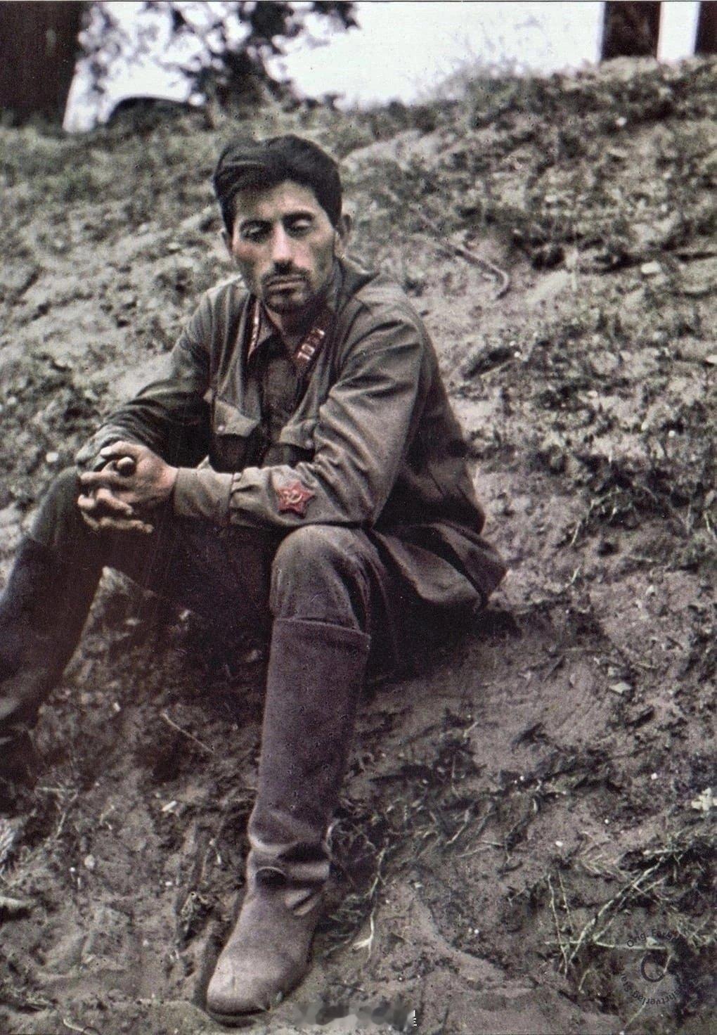 1941年8月2日，一个在斯摩棱斯克地区舒米亚茨基区米库利奇村附近被俘的苏军政委