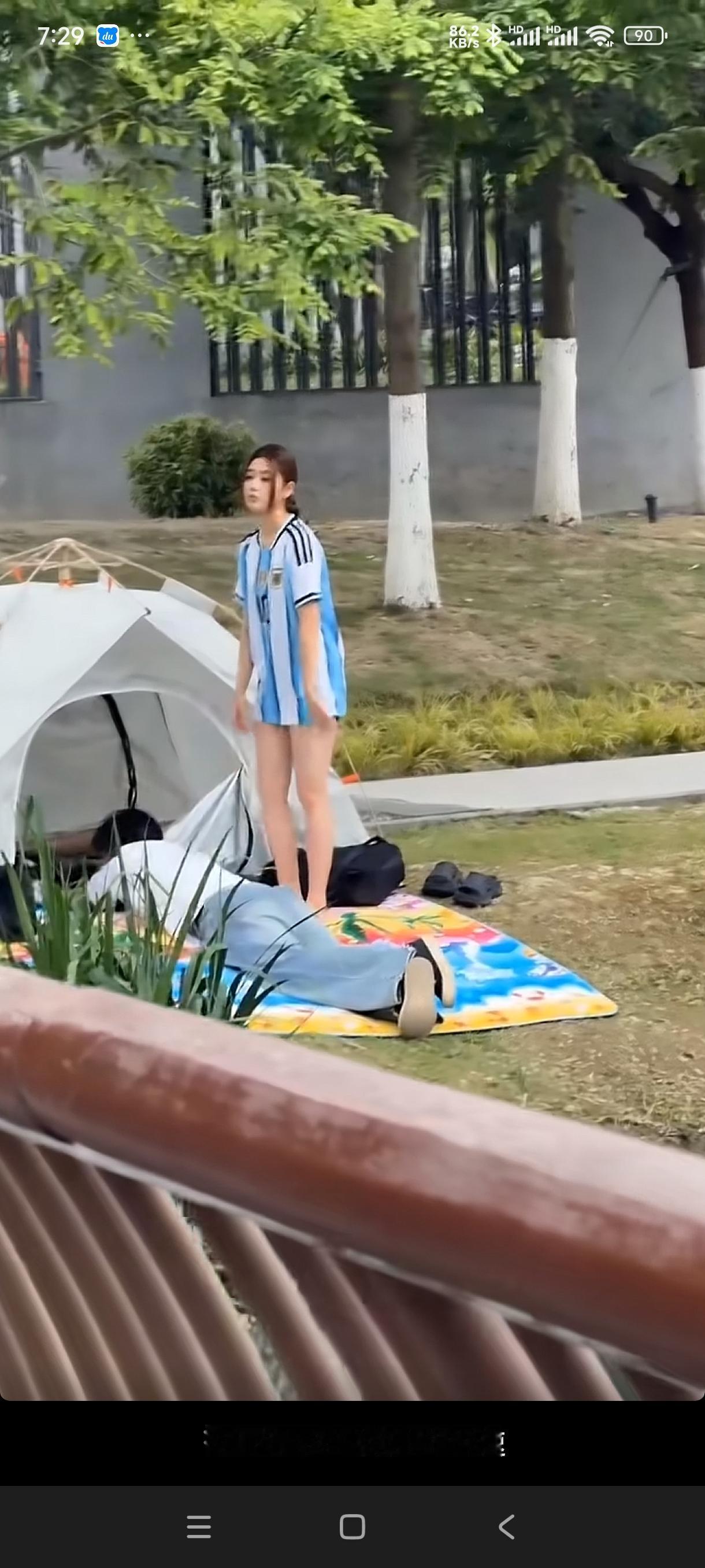 还是钓鱼佬会享受啊。
钓鱼累了还可以看球赛，
还让阿根廷十号给踩背，
这太享受了