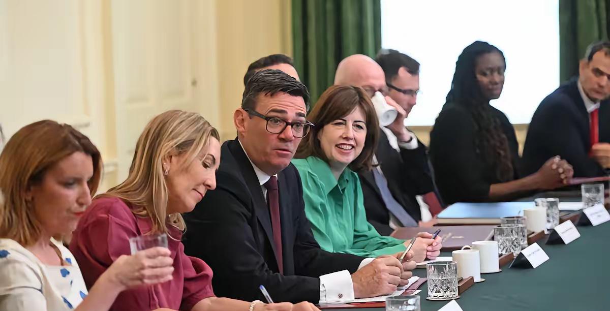 据西班牙媒体《国家报》报道，英国首相安迪·伯纳姆刚进唐宁街，就先对两件事下手：一