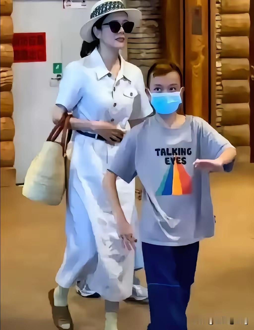路人偶遇杨乐乐带孩子出行，片段画面传到网上，不少网友单凭零星镜头，就猜测孩子行为