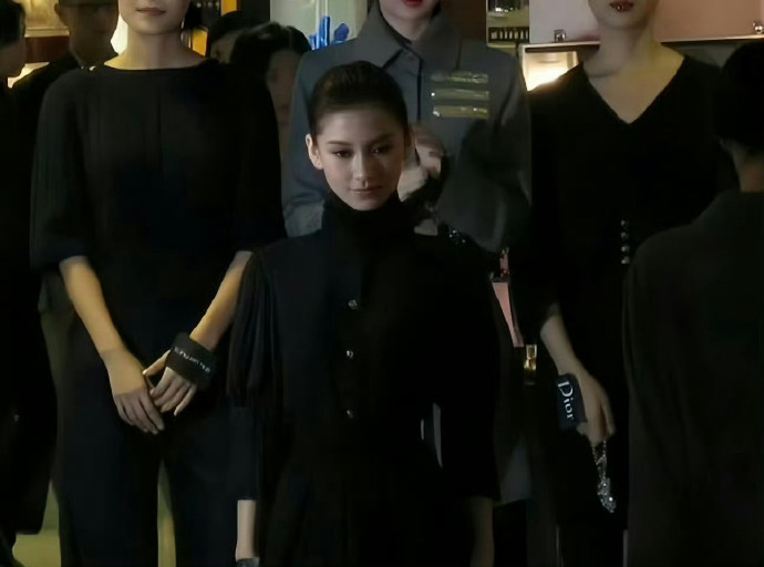 17岁的Angelababy翻到Baby17岁嫩模时期旧照，真的被惊艳到。满脸都