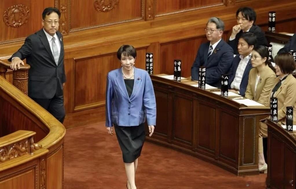 高市早苗很可能是一个“短命”的首相日本人选出了一个女首相，是值得称赞的事。毕竟日