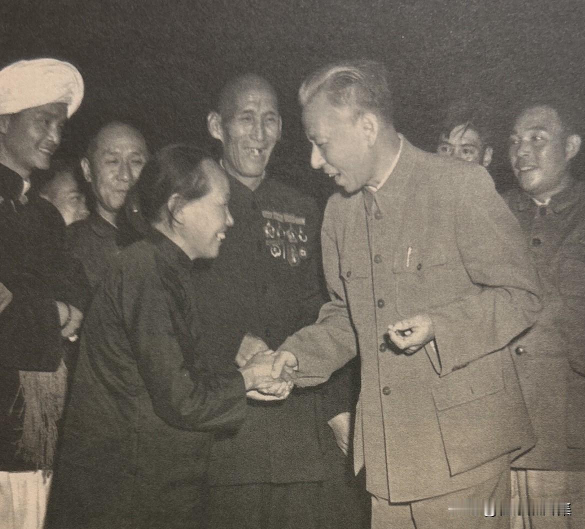 1954年9月22日，刘少奇同出席第一届全国人大第一次会议的劳动模范亲切交谈。第