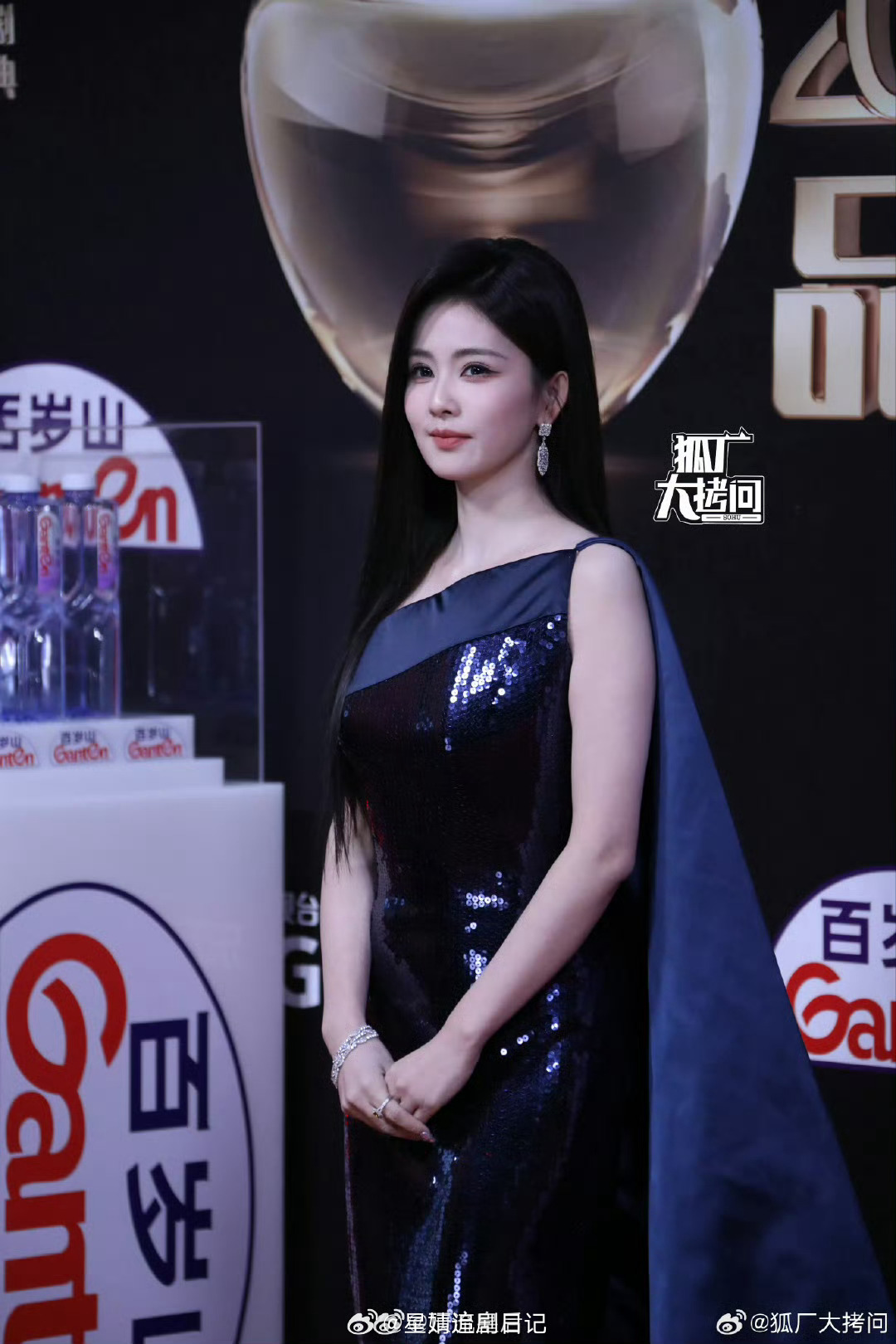 白鹿电视剧品质盛典红毯图，这么矜持内敛有点不太习惯，造型显老气，整个人的气场也不