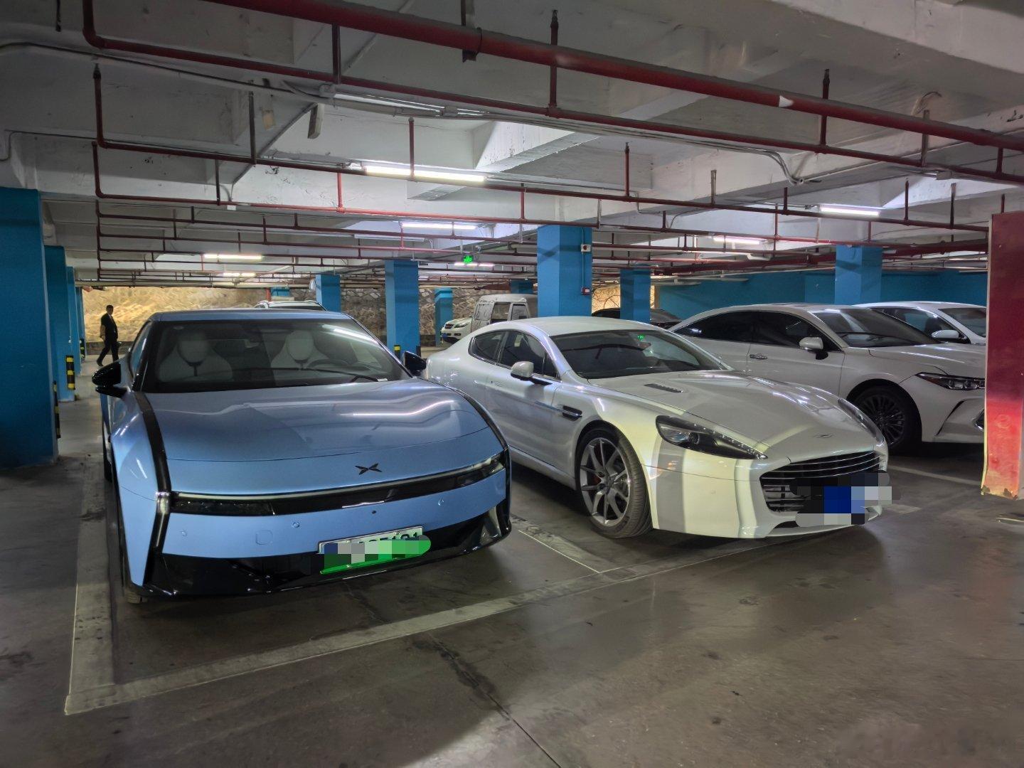 一辆阿斯顿马丁停旁边，对比下来小鹏P7颜值还是能打的