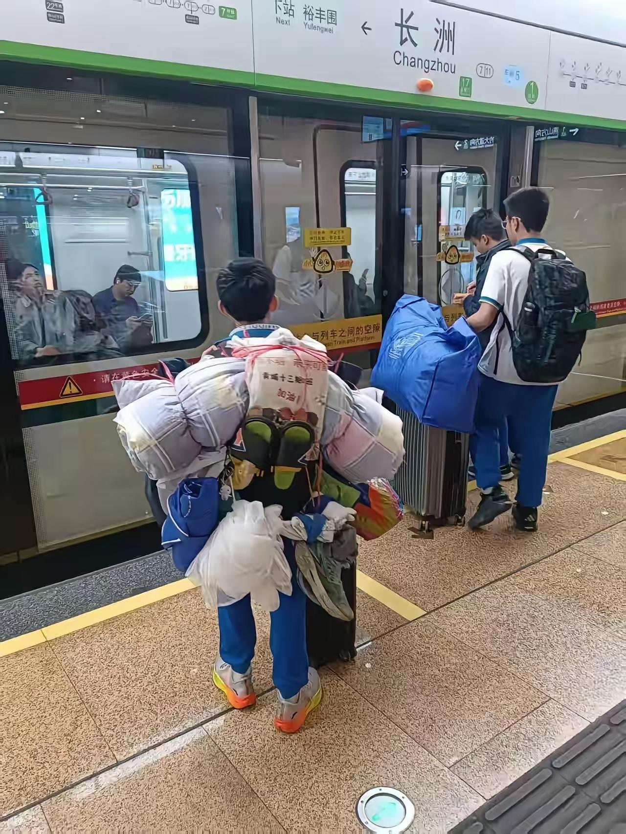 这个娃娃也太赞了！
广州黄埔区的小男孩放寒假，自己打包好所有东西全背身上，被子蚊