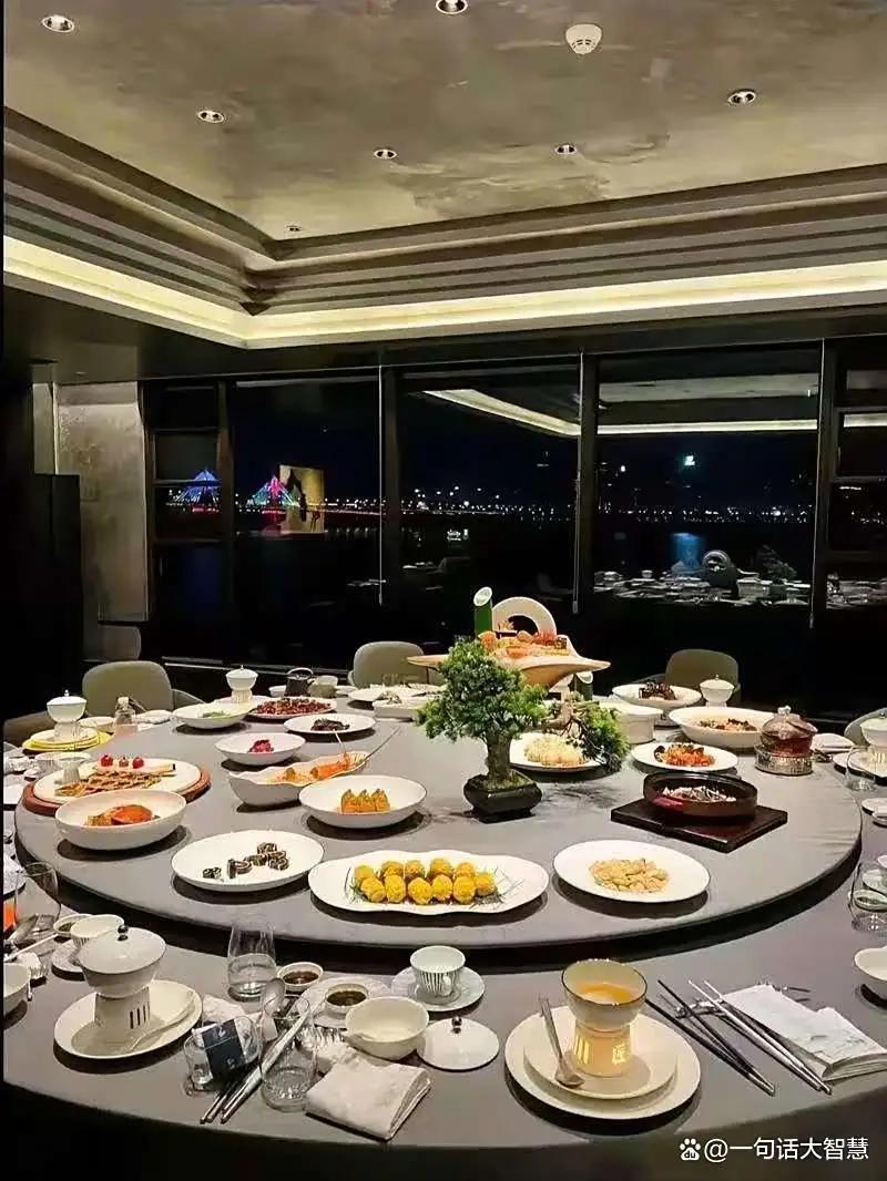 什么叫人情世故：
1．有人请你吃饭喝酒，你没有时间参加或者不想参加，千万不要说