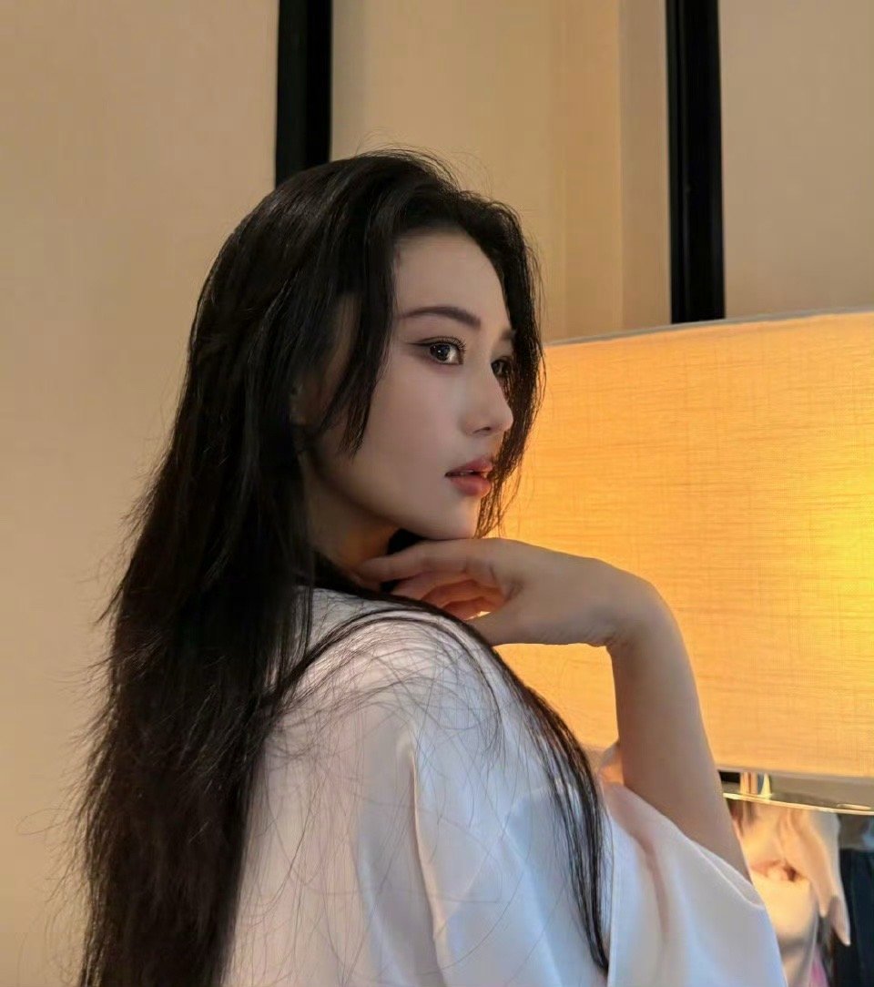 张馨予预告红毯礼服25斤 期待红毯表现🥰 重磅礼服即将登场！ ​​​