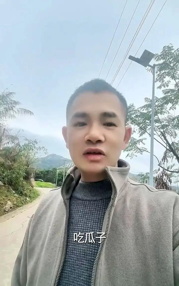 刷到个帖子，网友说戒烟八个月，身体好了，心却空了一块。
以前一根烟就是暂停键，焦