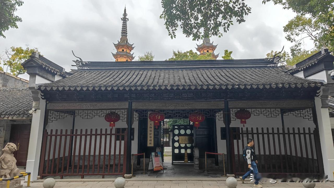 苏州罗汉院的双塔，位于苏州定慧寺巷的双塔院内，这是一对佛塔，两塔间距仅20来米。