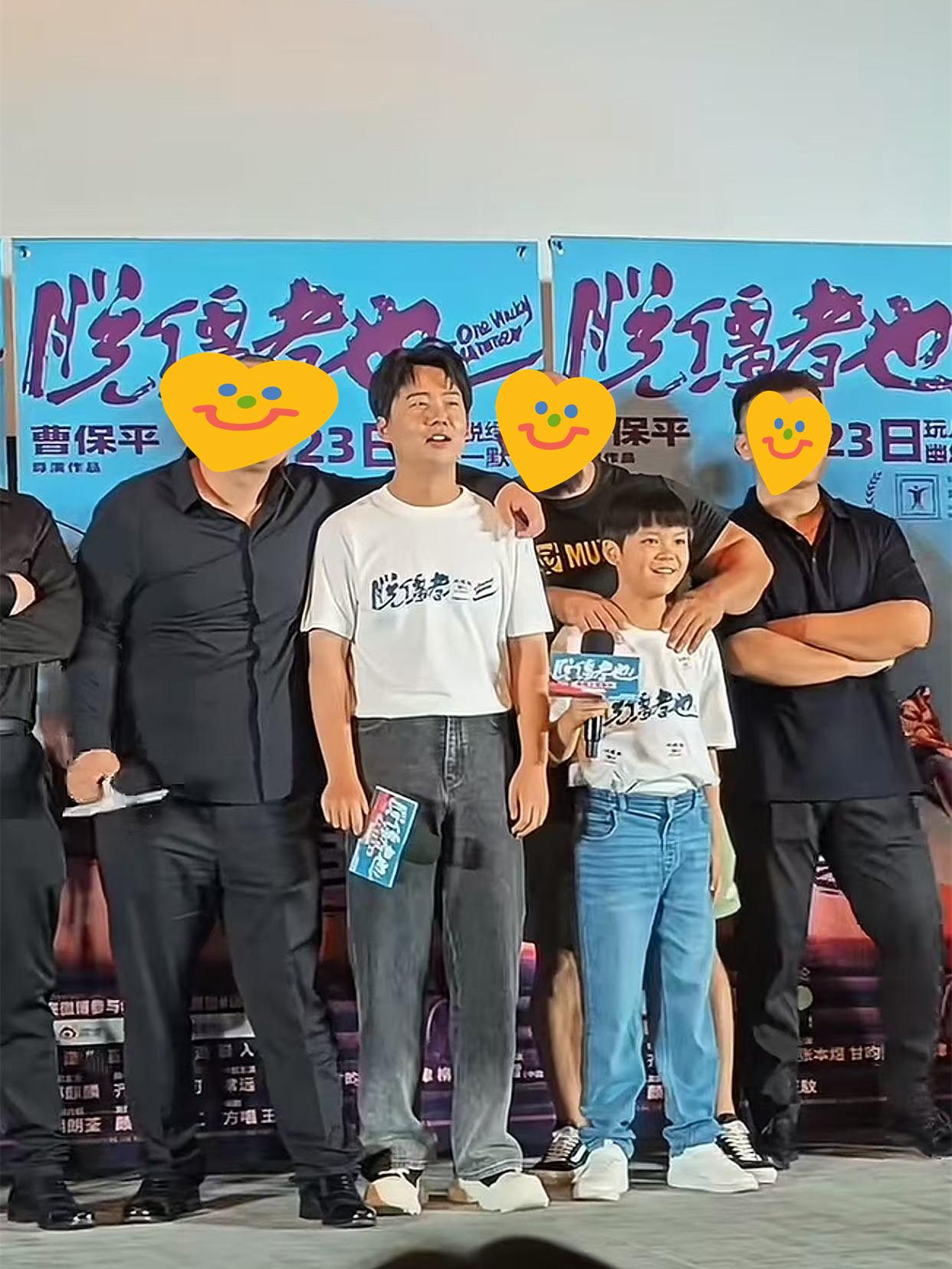 在自家门口，被一群壮汉给吓着，从小到大，郭麒麟估计还是第一次。你是郭麒麟是吗？别