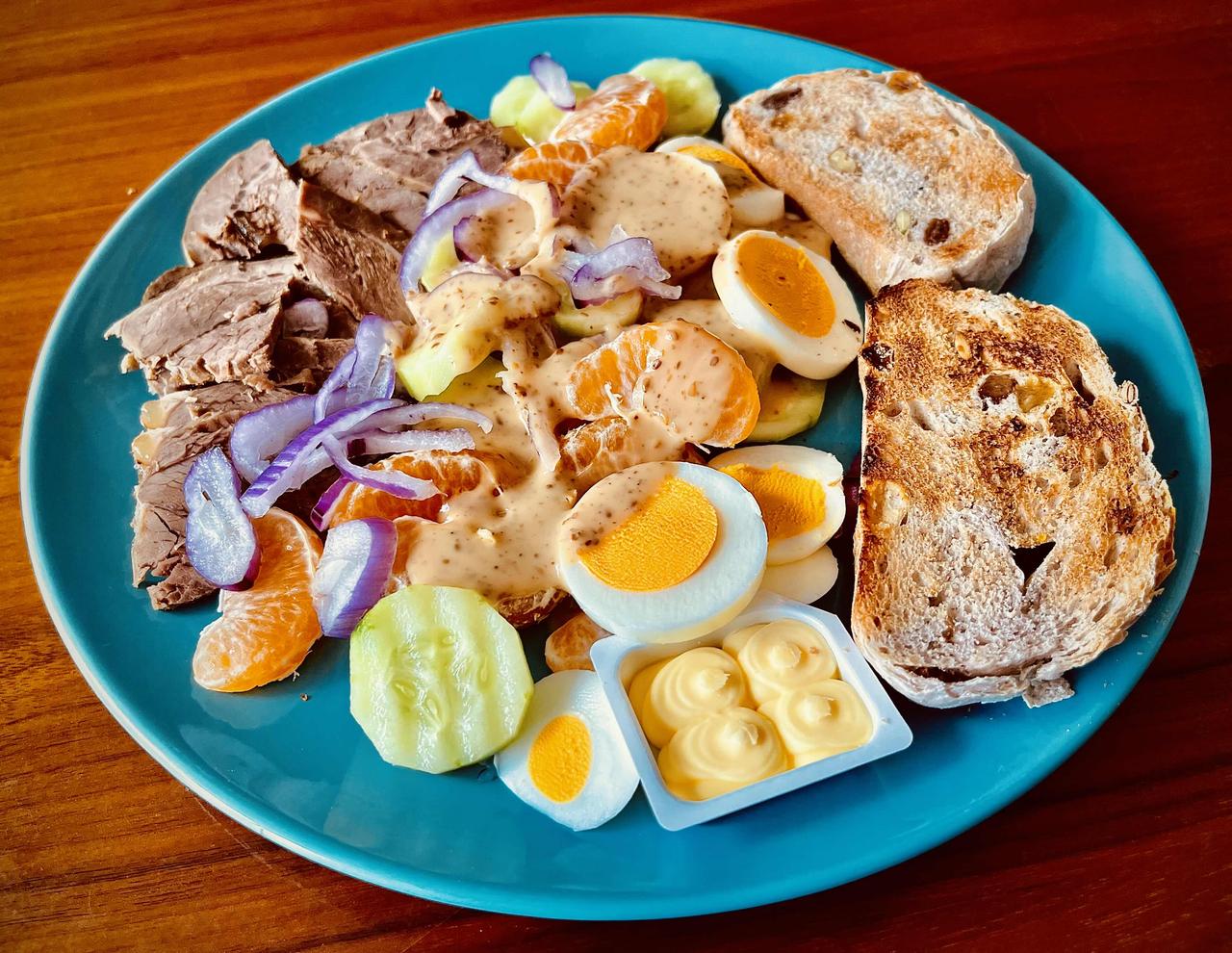 这早餐吃得有点杂乱？其实不然。牛肉鸡蛋是最好的蛋白质，水果蔬菜是维生素的来源，杂