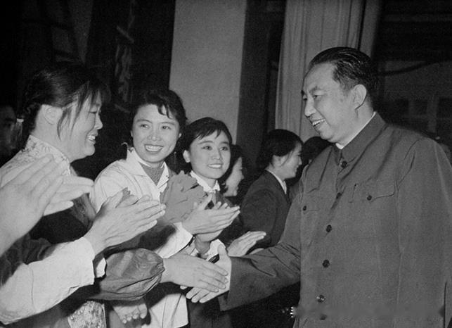 1977年4月17日晚，华国锋在大庆油田观看大庆职工、家属演出的话剧《初升的太阳