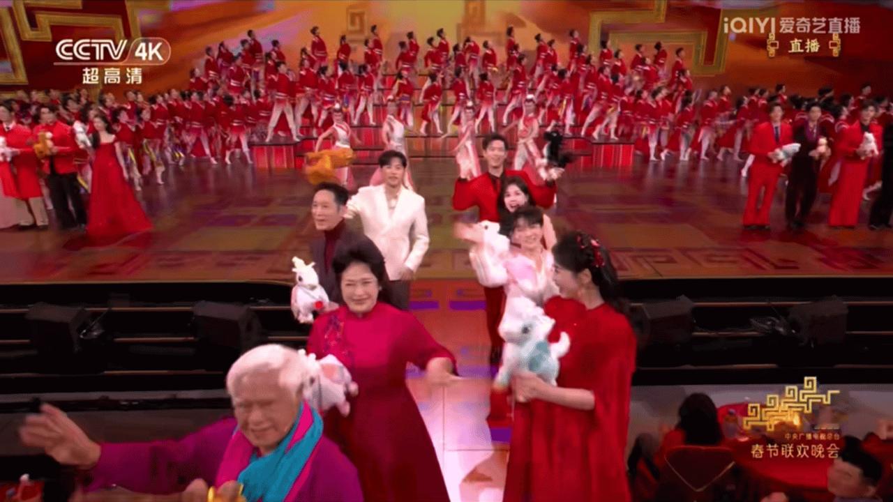 苏有朋怎么不老 谁能拒绝这样的，春晚舞台唱《踏浪》活力满格，和多年前的乖乖虎模样