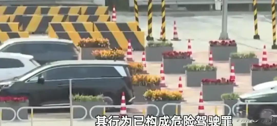 上海，一名男子酒后开车撞上路边围栏，事发后没有第一时间报警，旁边一名围观男子闻到