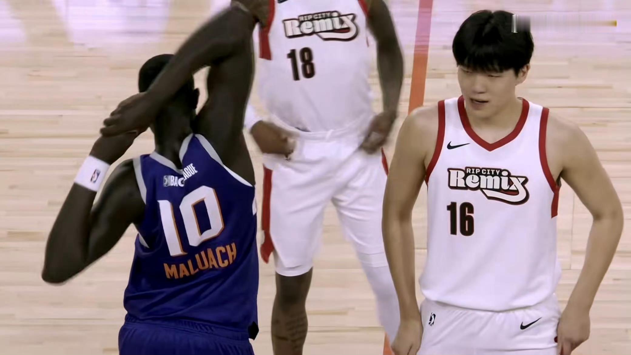 已经一个补篮一个扣篮了 还一次干扰球没吹。