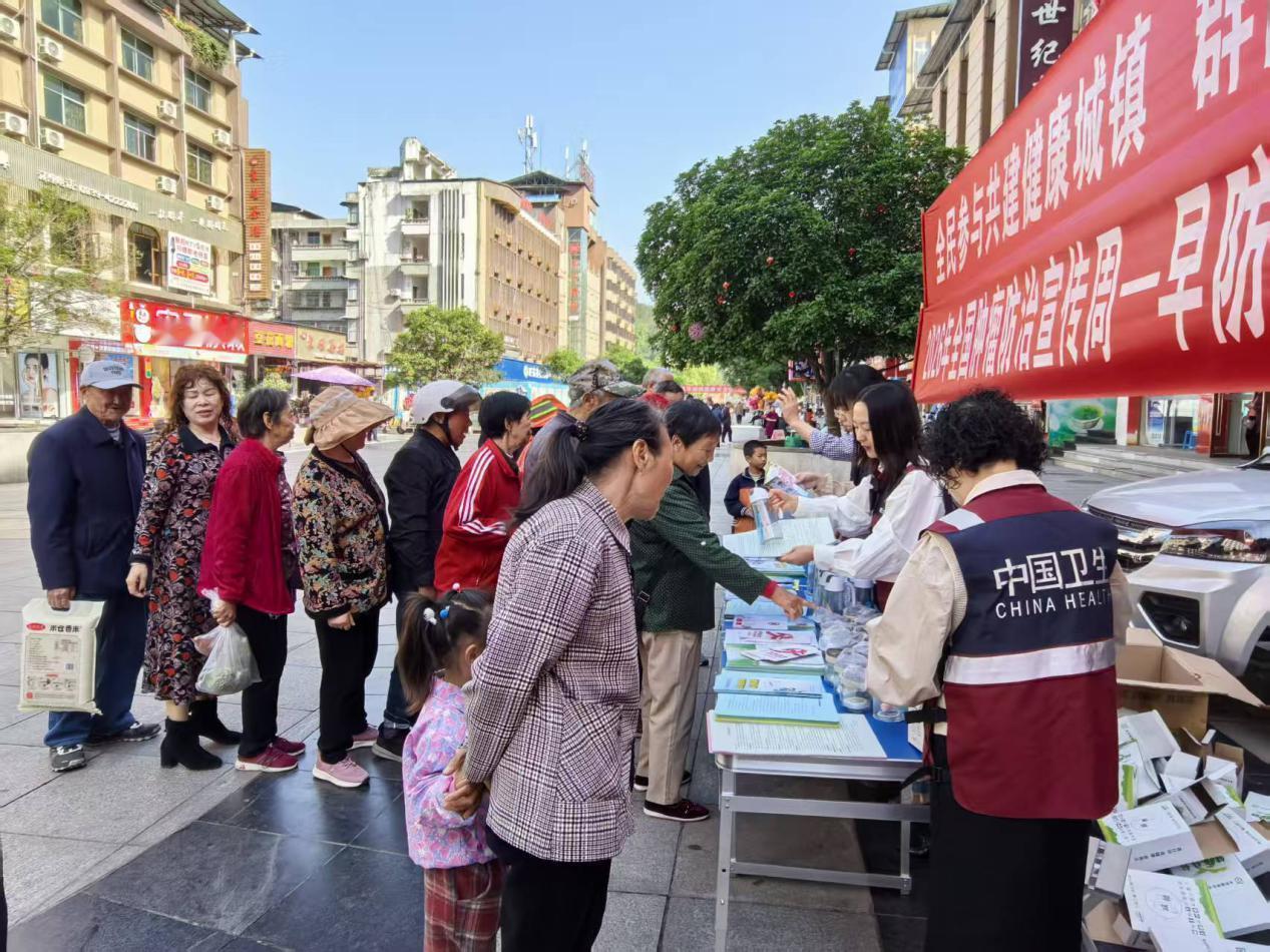 旺苍开展第38个爱国卫生月暨首个“健康四川”活动月集中宣传活动
    
4月1
