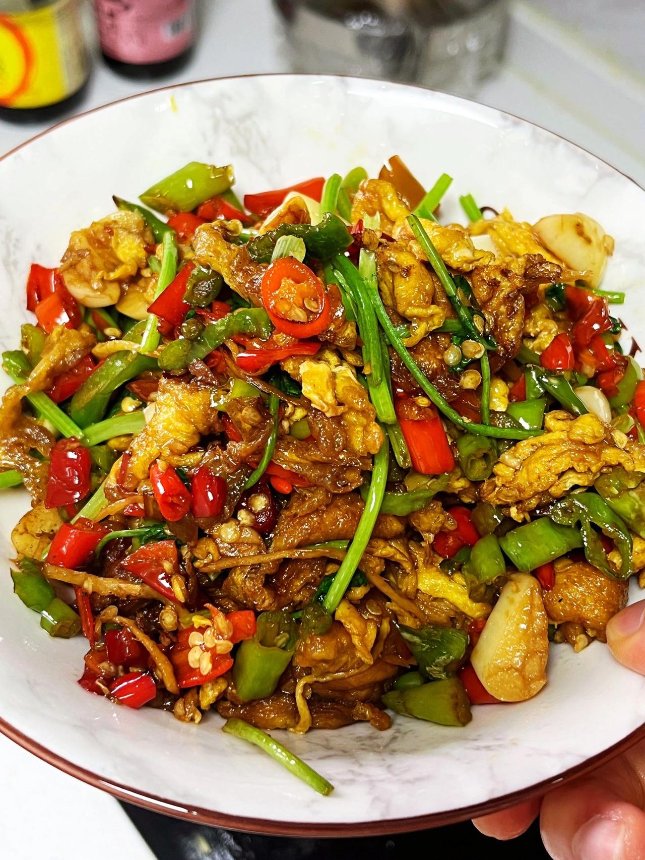 在湘菜馆吃过一次醋爆蛋，好喜欢，又香又辣，鲜香入味妥妥的下饭神器，
在家浅浅的复