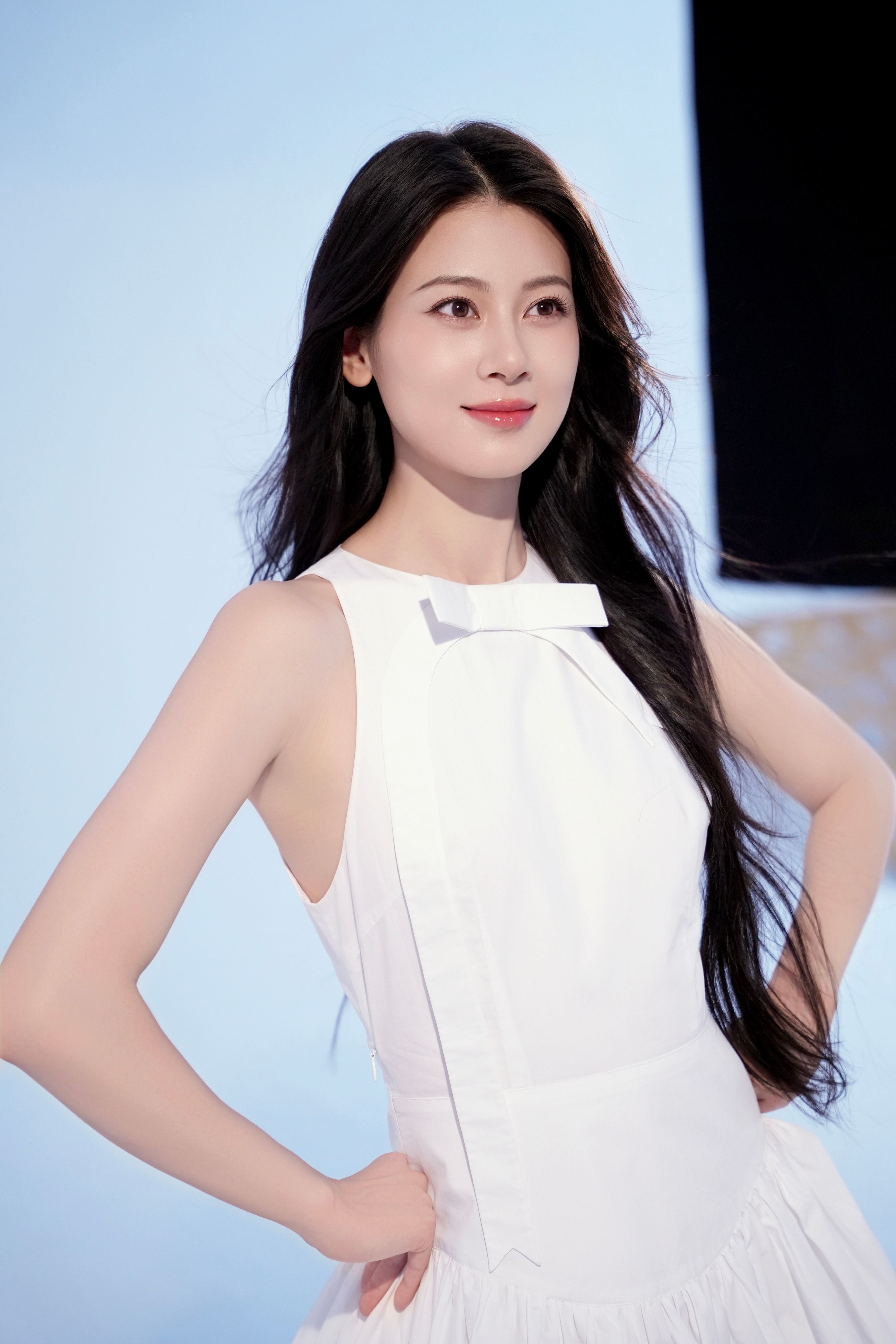 赵昭仪  五官精致得像精心雕琢的玉瓷，睫羽轻扬时眼眸澄澈，下颌线的弧度又添了几分