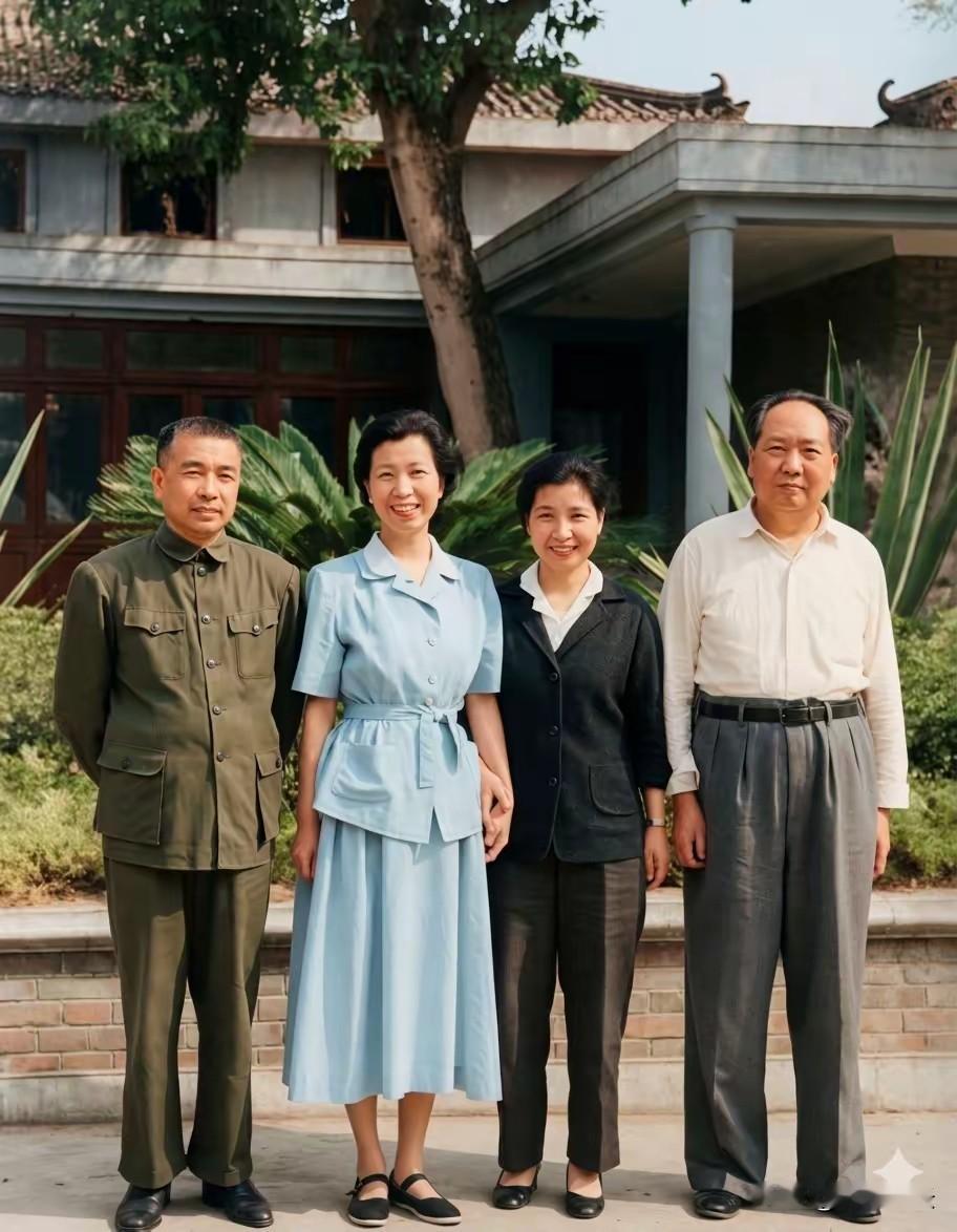 这是陶铸和毛主席一起拍的照片，非常罕见！

陶铸是湖南祁阳人，毛主席是湖南湘潭人