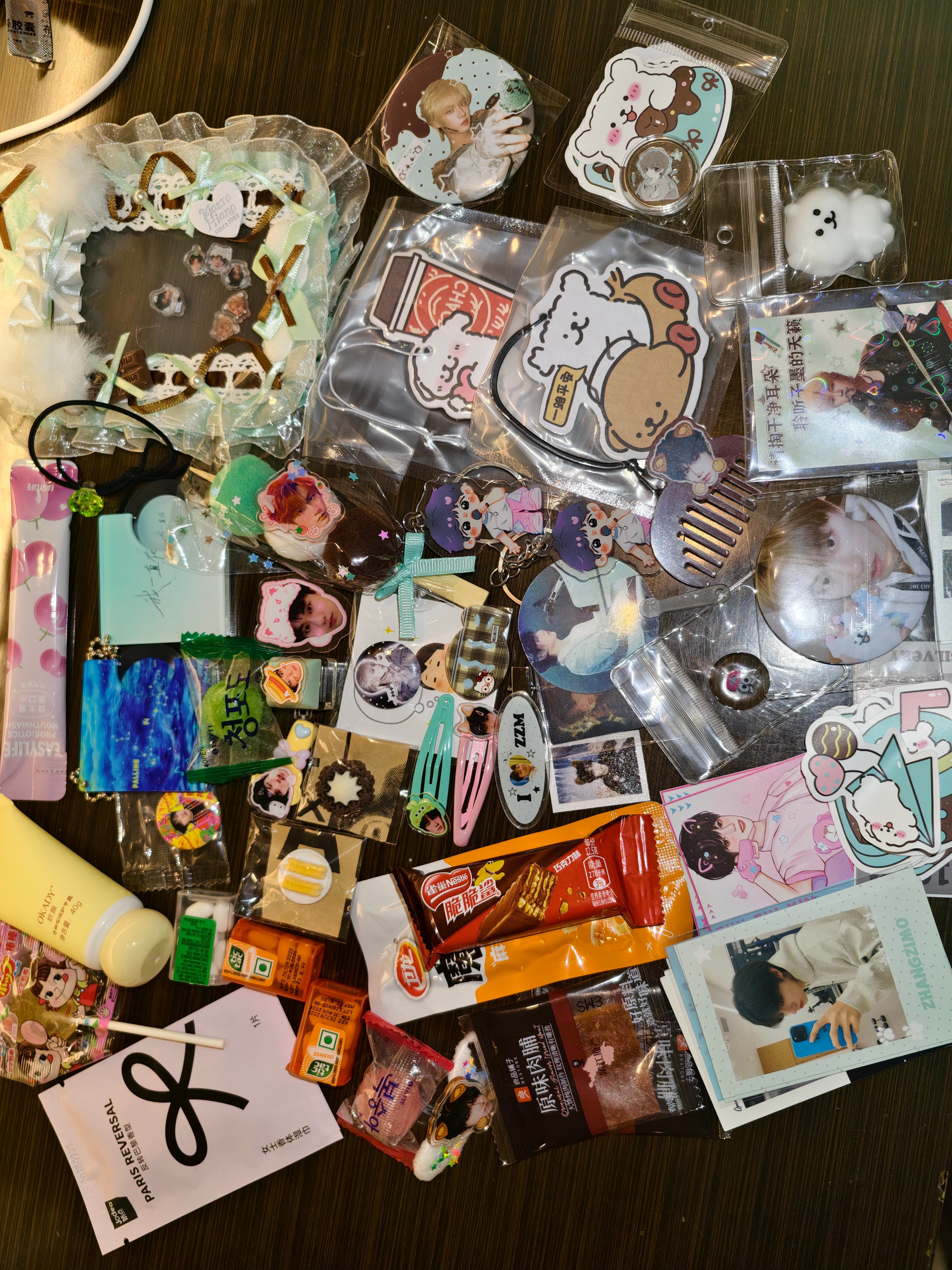 张子墨 站的位置靠后没有抢到彩带 最后收拾东西准备去花墙那边合照的时候一个宝宝突