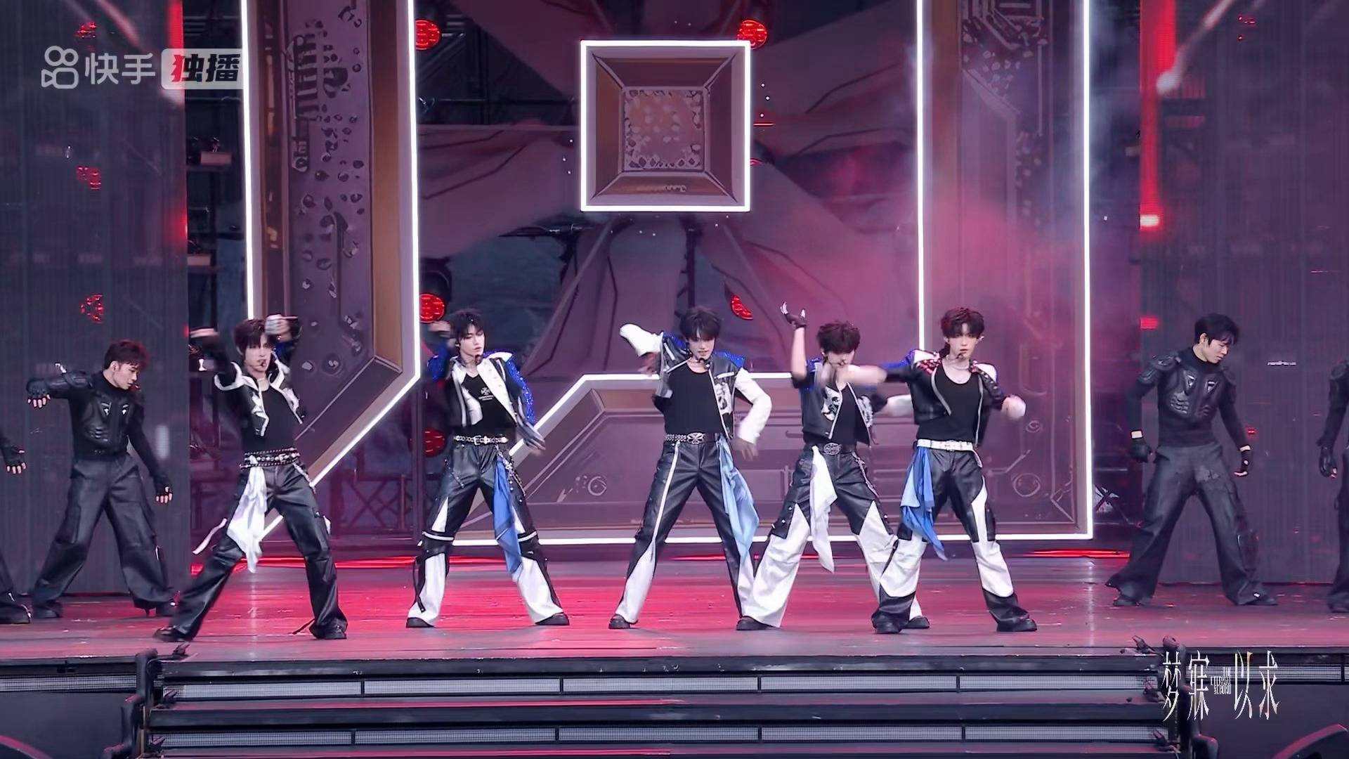 登陆少年演唱会直播状态登陆少年青岛舞台直播太能打了，蓝白亮片套装少年感拉满，镜头